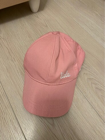 Ucla markalı toz pembe şapka