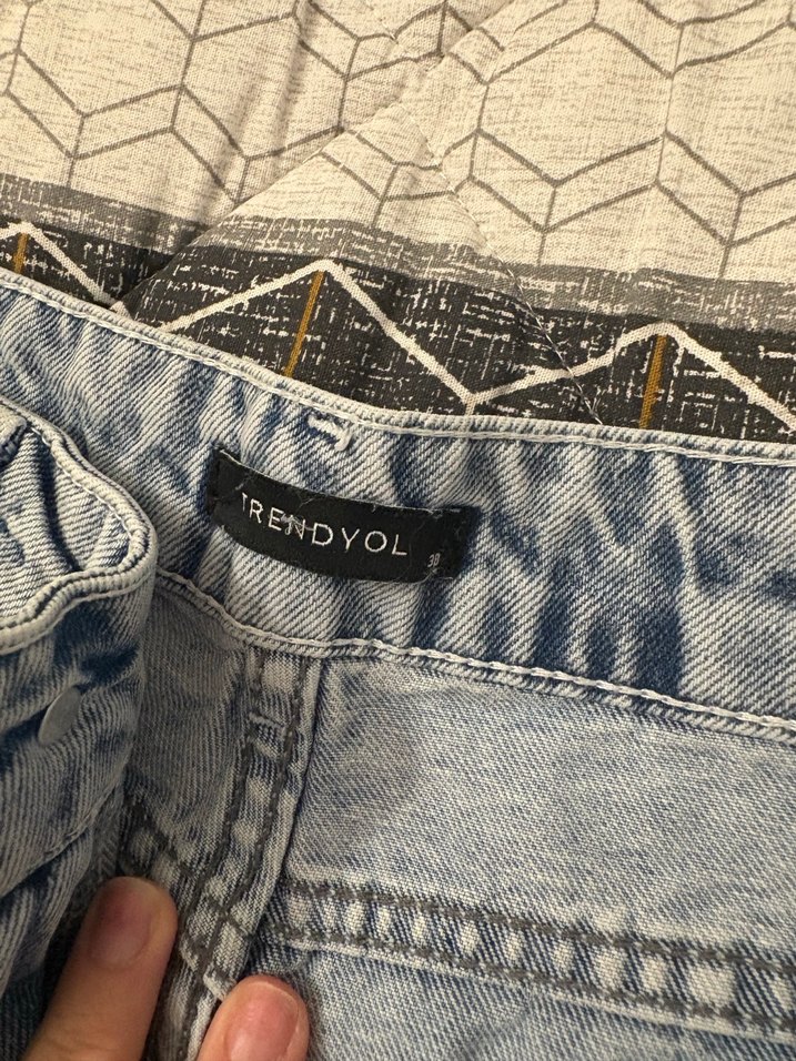 Mavi Renkli Püsküllü Mini Denim Şort - Görsel 3