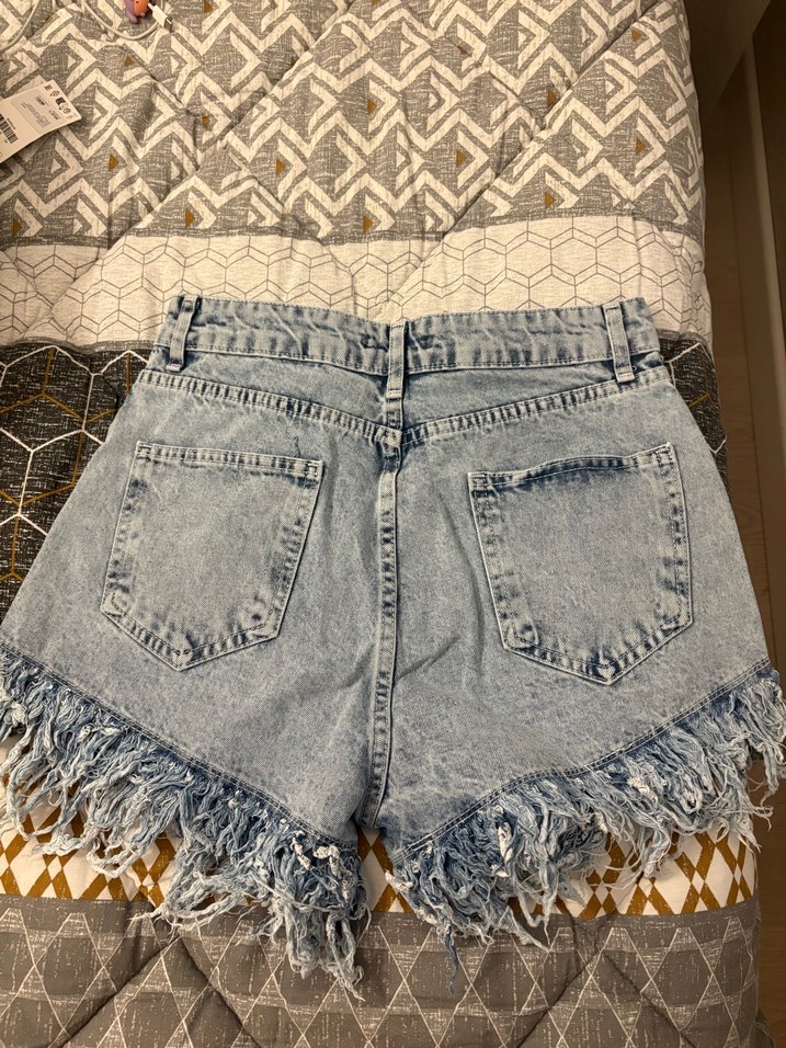 Mavi Renkli Püsküllü Mini Denim Şort - Görsel 4