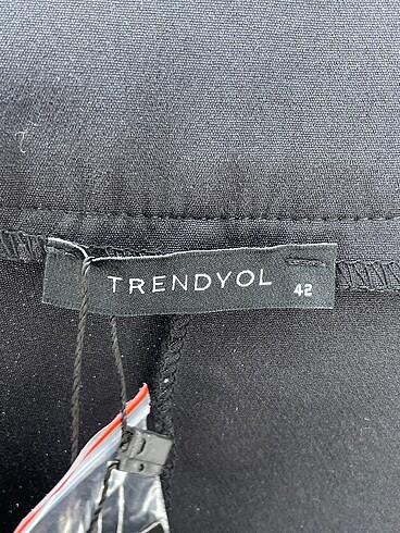 42 Beden siyah Renk Trendyol & Milla Mini Şort %70 İndirimli.