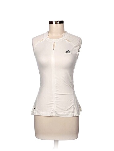 Adidas T-shirt %70 İndirimli.
