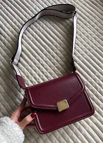 Kutu Model Askılı Çanta 