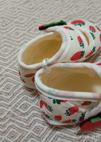 LC Waikiki Beyaz Çilek Desenli Kız Bebek yenidoğan ayakkabı
