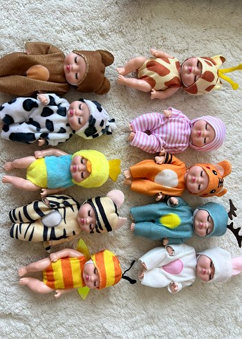 Barbie Renkli Kostümlü Bebekler