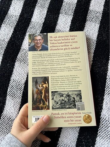  Kırmızı saçlı kadın kitap