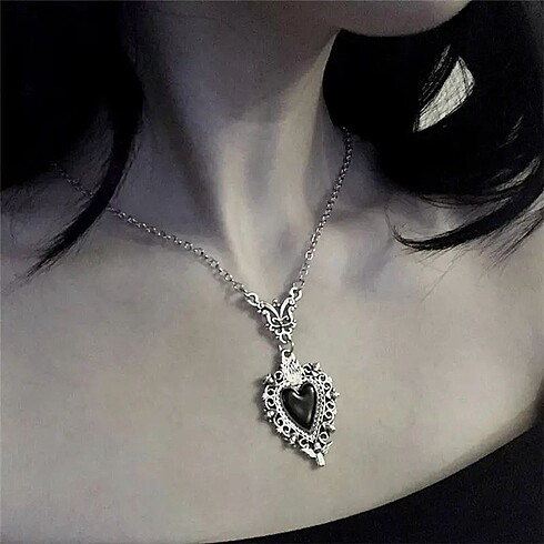 Siyah Kalp Gotik Kolye