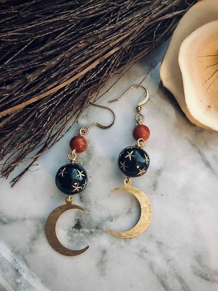 Altın Renkli Ay ve Boncuklu Uzun Küpe - Görsel 3