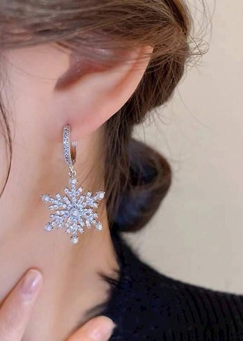 Beyaz İşlemeli Payetli Kadın Küpeler - Görsel 2