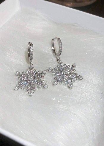 Beyaz İşlemeli Payetli Kadın Küpeler - Görsel 3