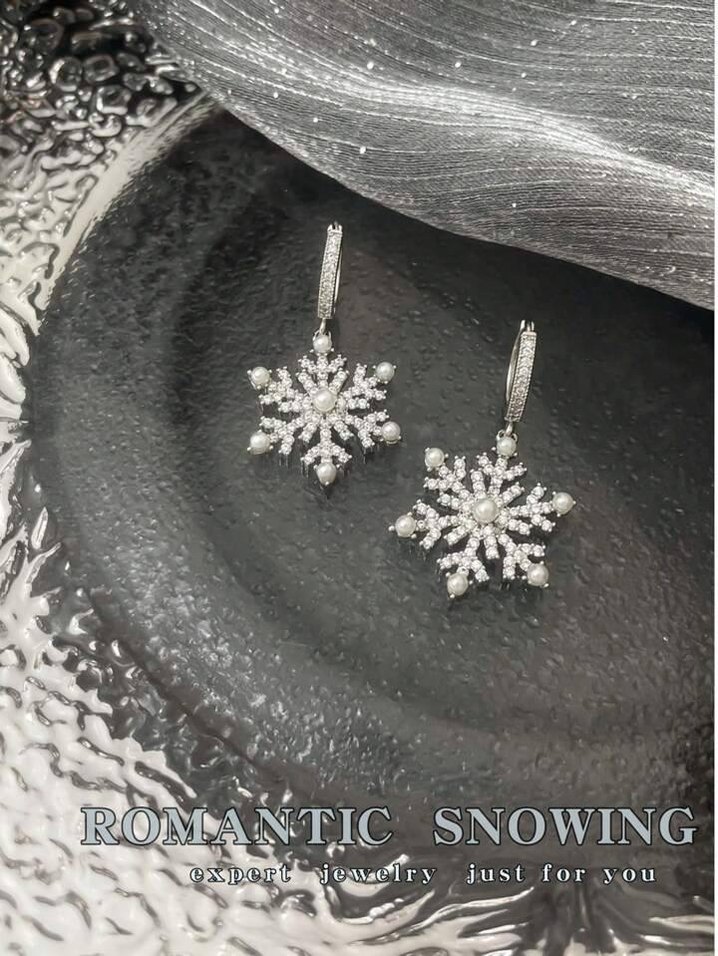 Beyaz İşlemeli Payetli Kadın Küpeler - Görsel 5