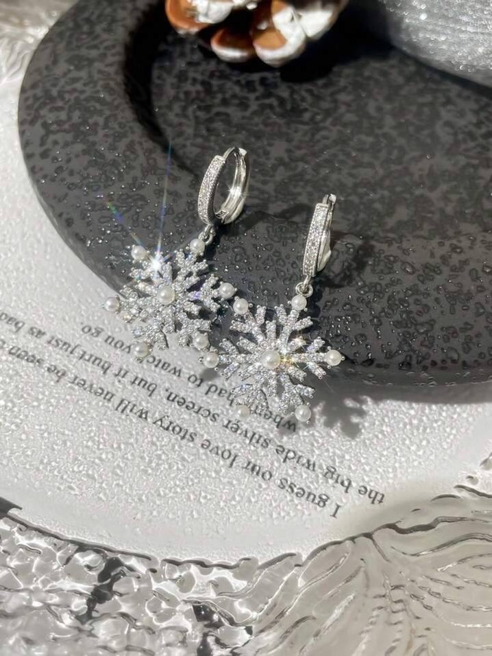 Beyaz İşlemeli Payetli Kadın Küpeler - Görsel 4