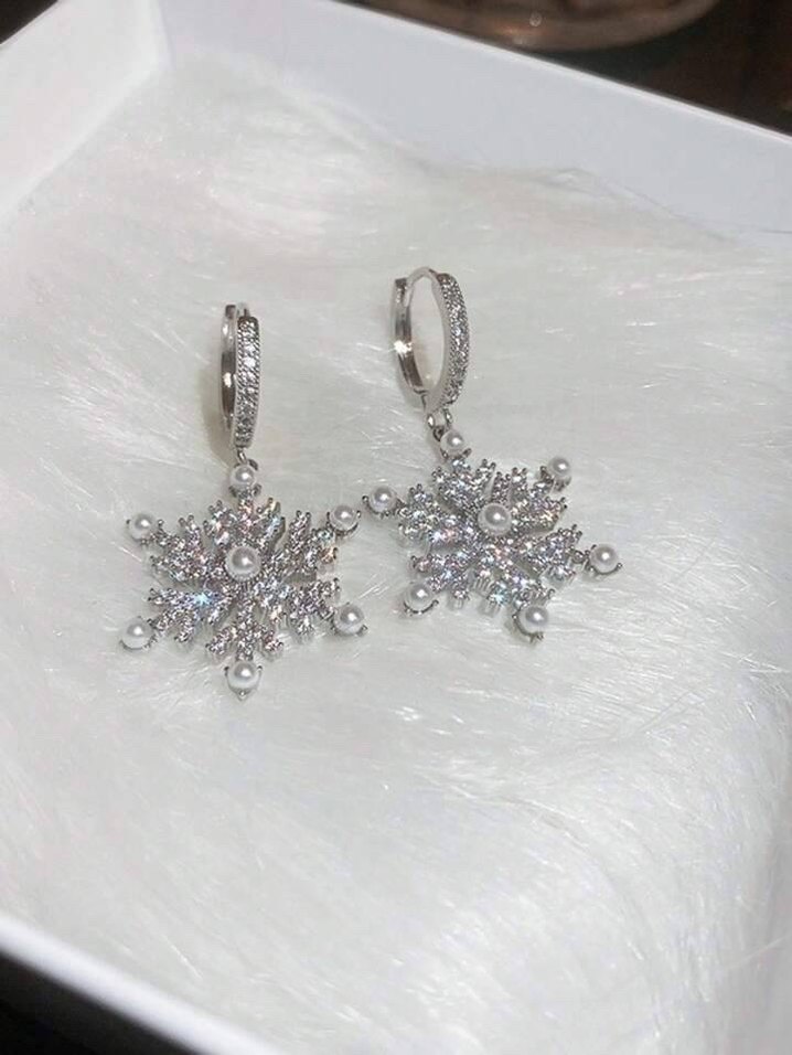 Beyaz İşlemeli Payetli Kadın Küpeler - Görsel 3