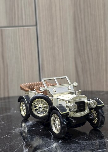  Beyaz Retro Oyuncak Araba