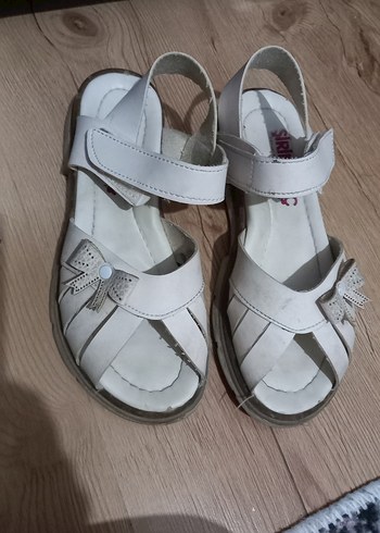 Kız Çocuk Beyaz Tokalı Sandalet