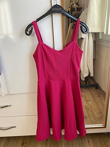 Pembe elbise