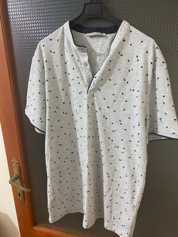 Gri V Yaka Düğmeli Erkek Polo Tişört - Görsel 2