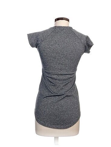 m Beden Nike T-shirt %70 İndirimli.
