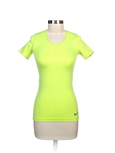 Nike T-shirt %70 İndirimli.