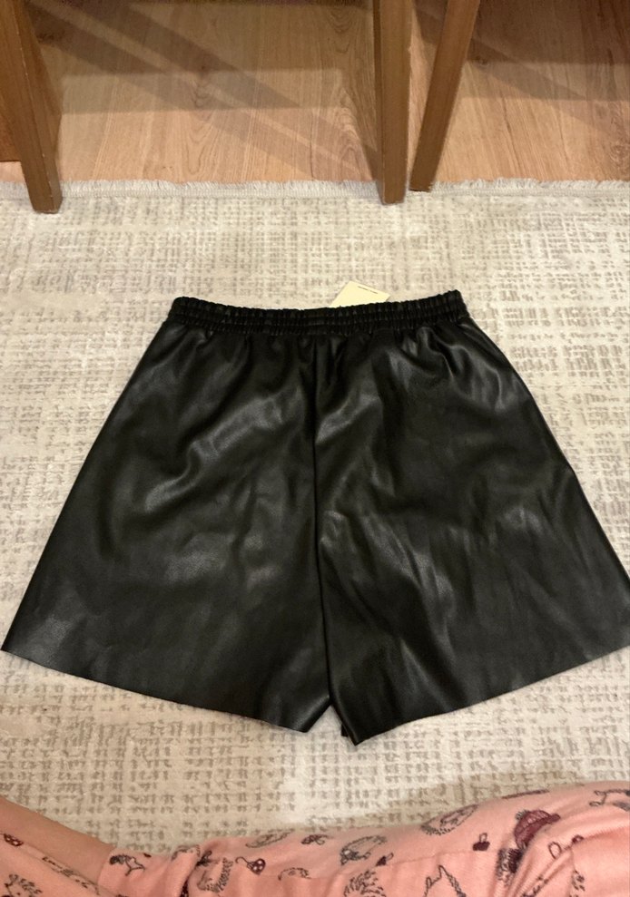Siyah Deri Mini Şort - Görsel 4