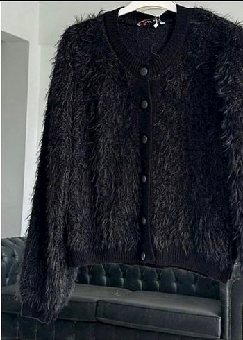 Siyah Tüylü Kadın Hırka - Görsel 4