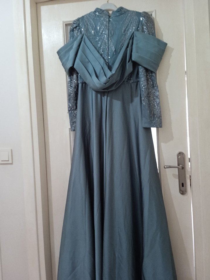 Uzun Kollu İşlemeli Gri Abiye Elbise - Görsel 2