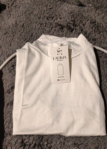 Beyaz Yüksek Yakalı Kolsuz Bluz 0 üründür - Görsel 2