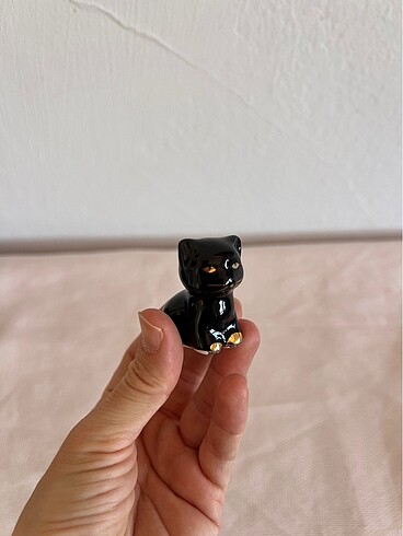 Siyah porselen minyatür kedi