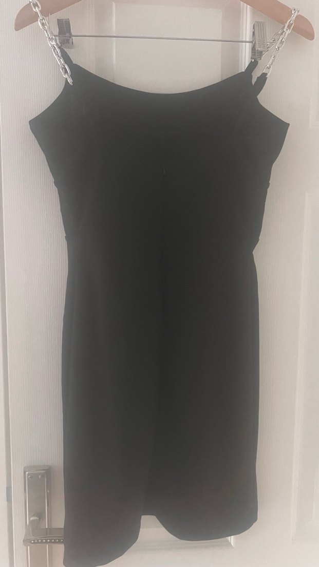 Zincir Detaylı V Yakalı Siyah kısa Elbise - Görsel 4