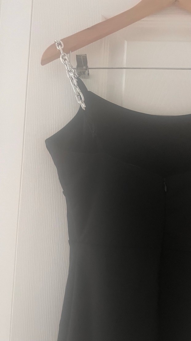 Zincir Detaylı V Yakalı Siyah kısa Elbise - Görsel 2