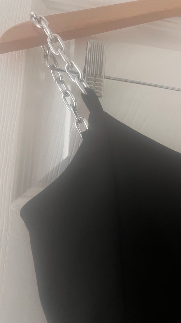 Zincir Detaylı V Yakalı Siyah kısa Elbise - Görsel 5