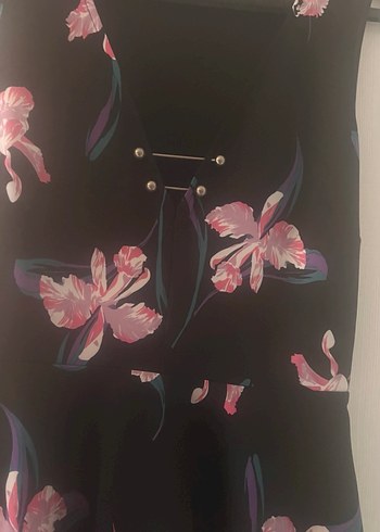 Guess Siyah Çiçek Desenli Tokalı Broş - Görsel 3