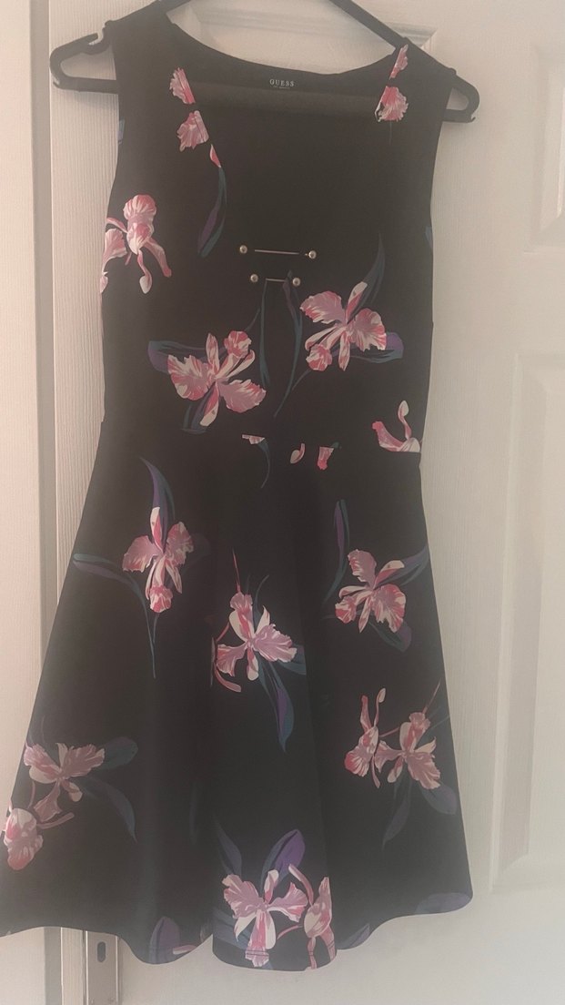 Guess Siyah Çiçek Desenli Tokalı Broş - Görsel 2