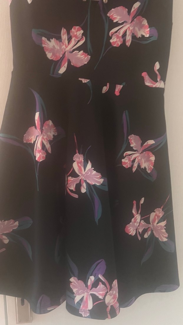 Guess Siyah Çiçek Desenli Tokalı Broş - Görsel 4