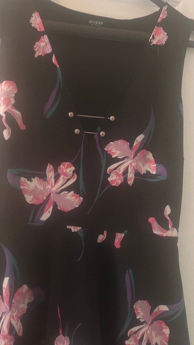 Guess Siyah Çiçek Desenli Tokalı Broş - Görsel 3