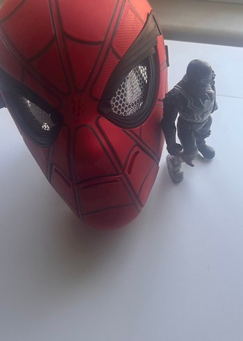 Siyah Aksiyon Figürü ve Örümcek Adam Maskesi - Görsel 3