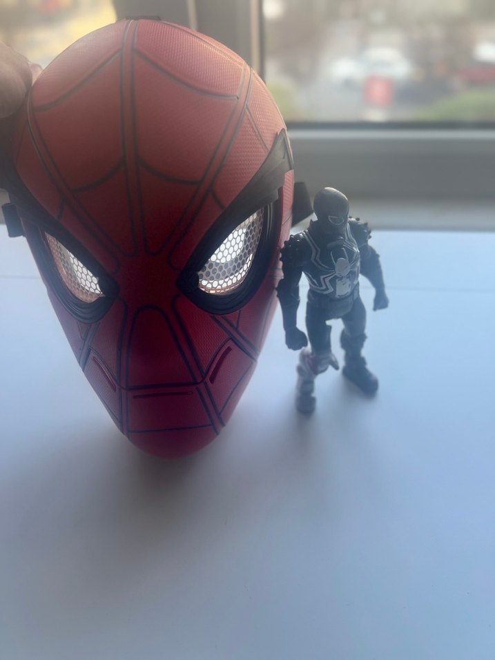 Siyah Aksiyon Figürü ve Örümcek Adam Maskesi - Görsel 5