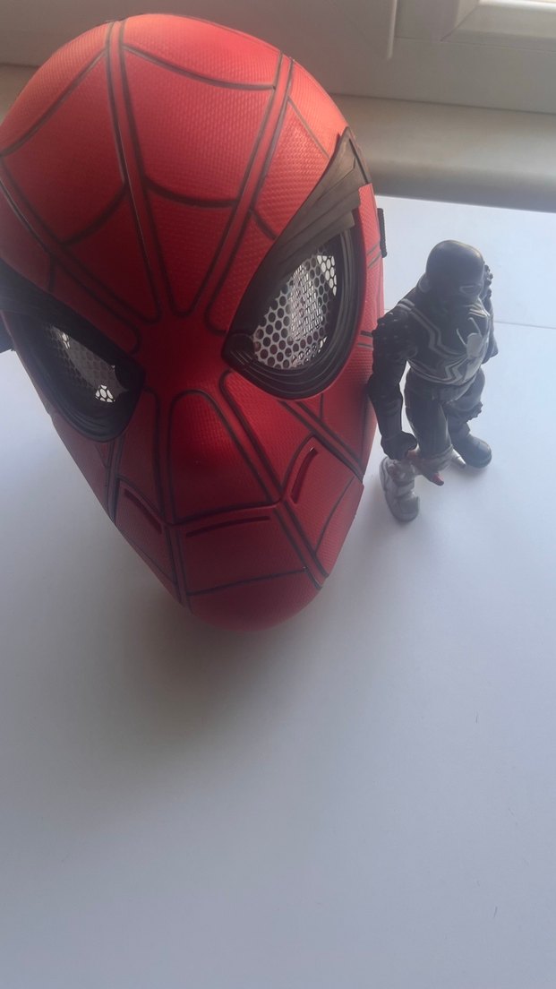 Siyah Aksiyon Figürü ve Örümcek Adam Maskesi - Görsel 3