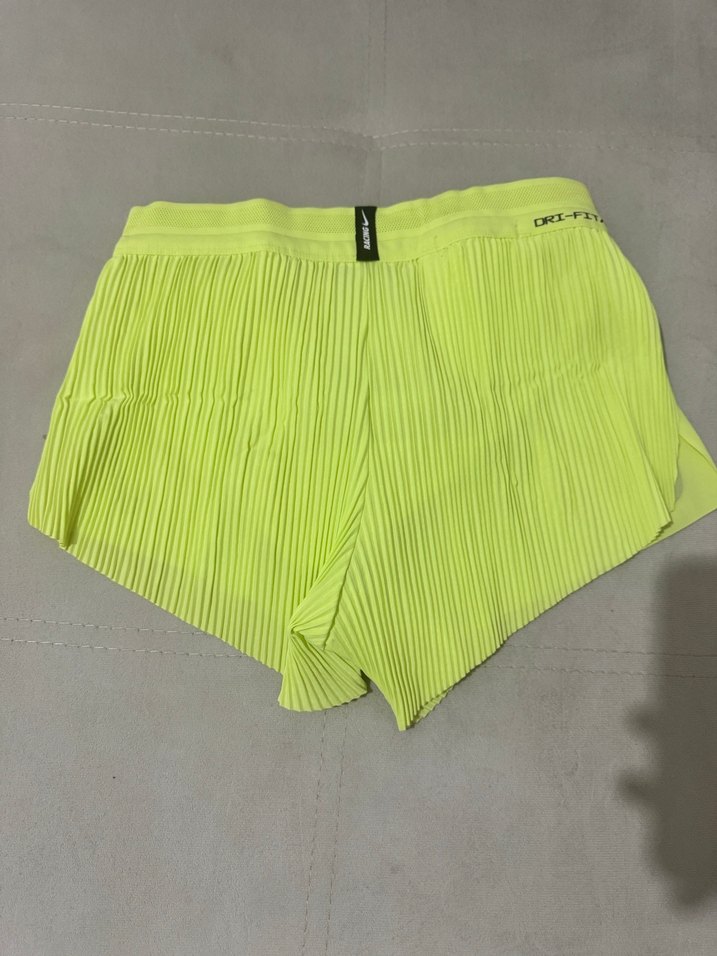 Nike Kadın Sarı Mini Pilili Spor Koşu Şort - Görsel 2