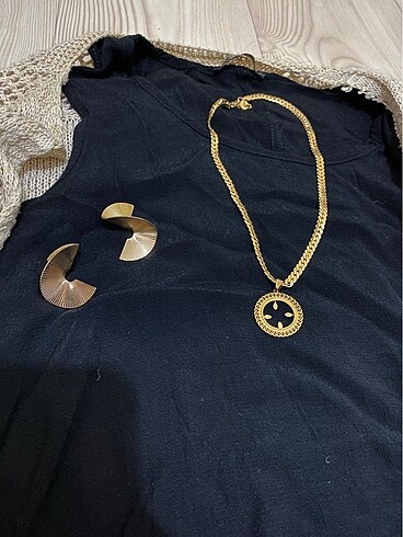 l Beden siyah Renk Batik siyah elbise, sarı simli hırka, küpe kolye takım