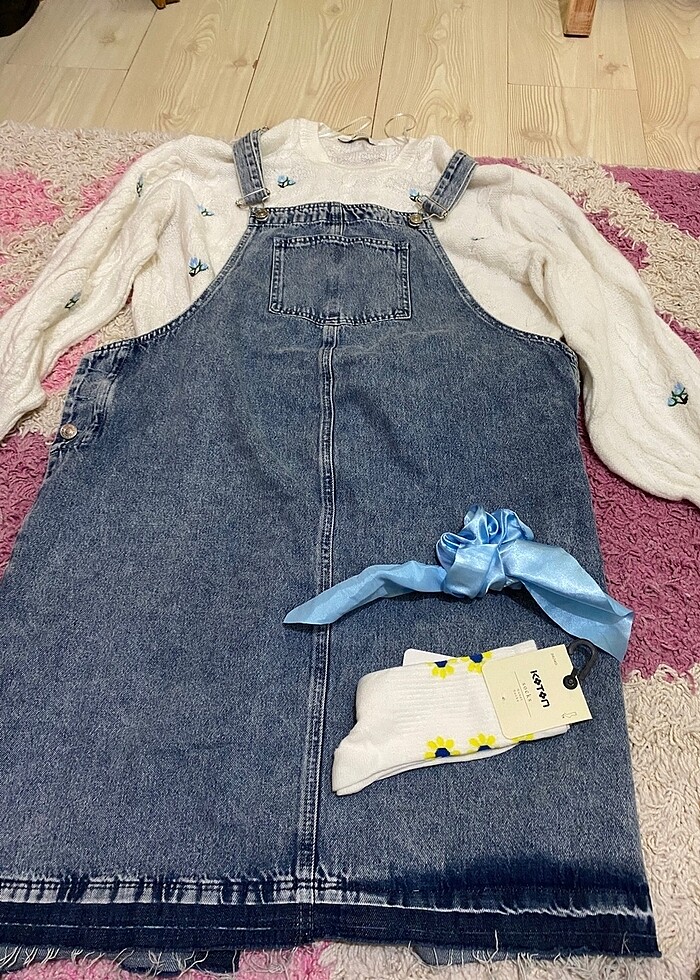 LCW Kot salopet ve çiçekli kazak, toka, çorap - Görsel 2