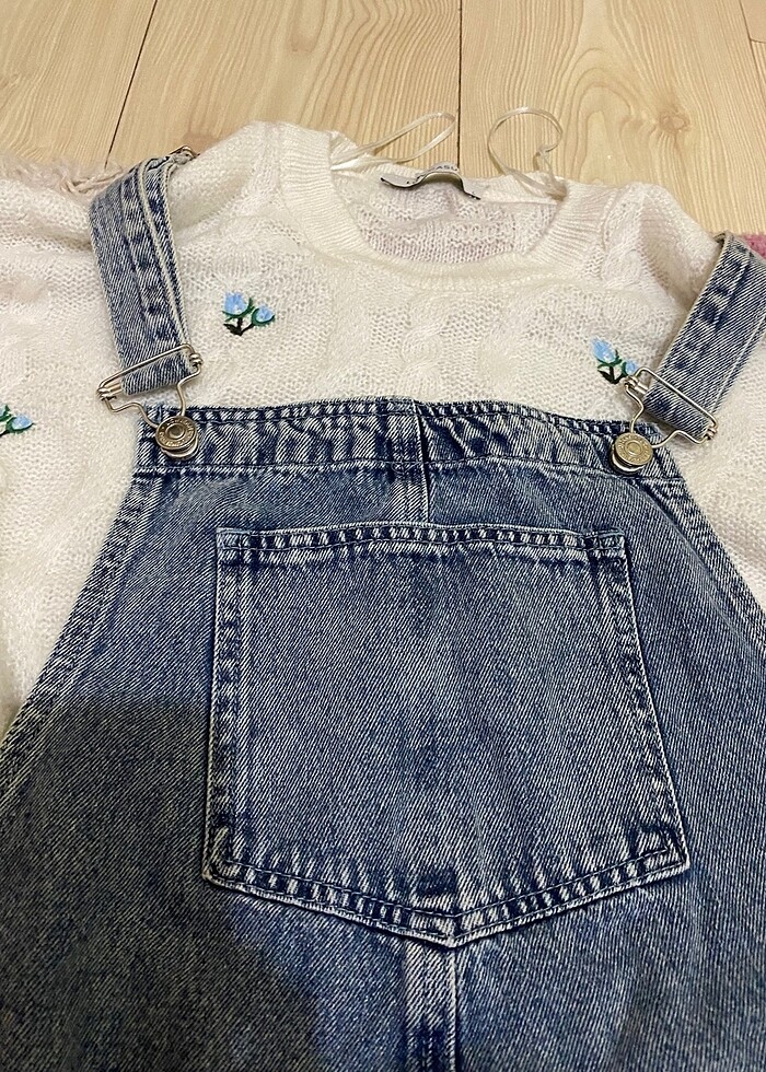 LCW Kot salopet ve çiçekli kazak, toka, çorap - Görsel 4