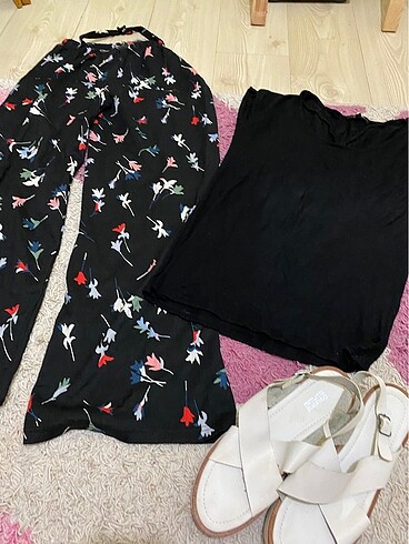 Mavi siyah tişört, çiçekli yazlık pantolon ve deichman sandalet