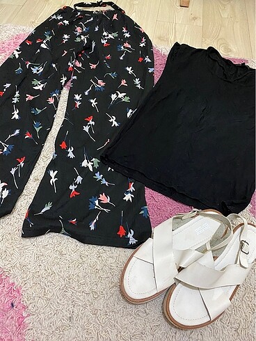 Deichmann Mavi siyah tişört, çiçekli yazlık pantolon ve deichman sandalet