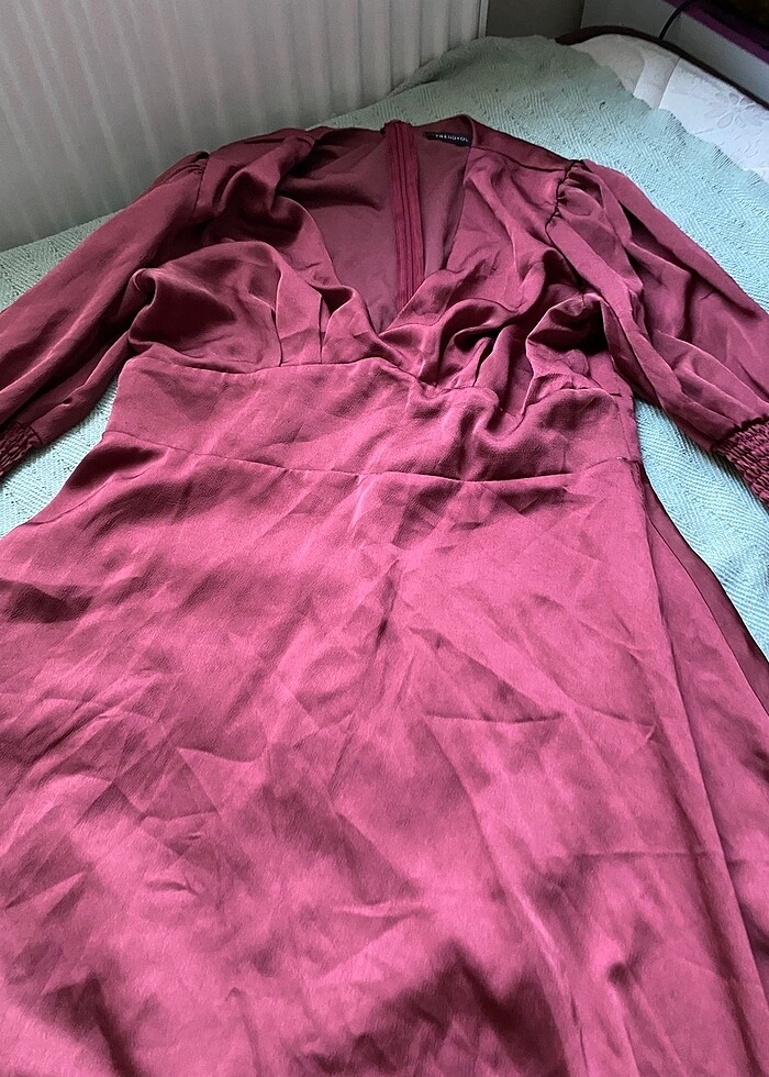 Trendyolmilla saten bordo elbise - Görsel 3