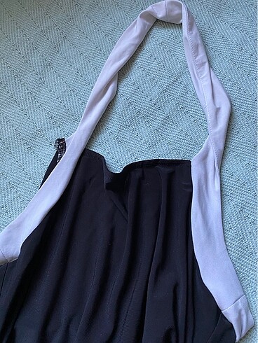 Trendyolmilla siyah boyundan bağlamalı sırt dekolteli elbise - Görsel 7