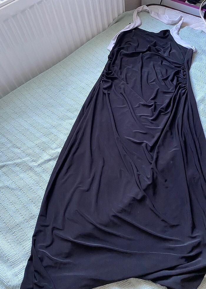 Trendyolmilla siyah boyundan bağlamalı sırt dekolteli elbise - Görsel 2