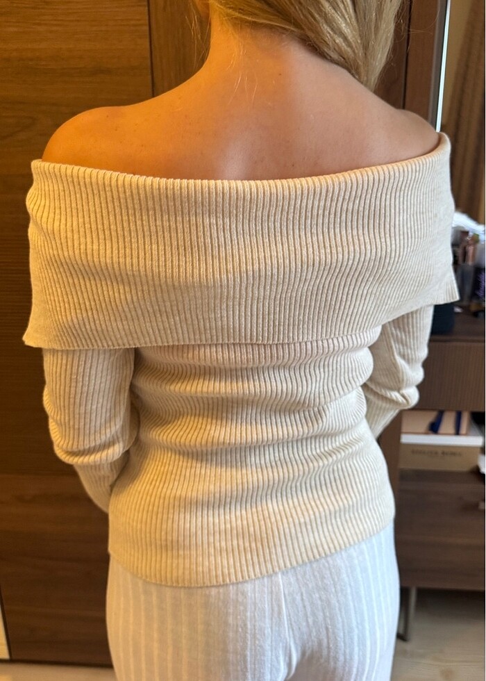 Omuzları Açık Bluz - Görsel 2