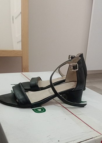 Siyah Tokalı Kadın Topuklu Ayakkabı