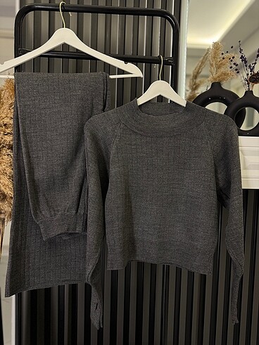 Triko Kumaş Parmak Geçmeli Crop ve Yüksek Bel Pantolonlu İkili T