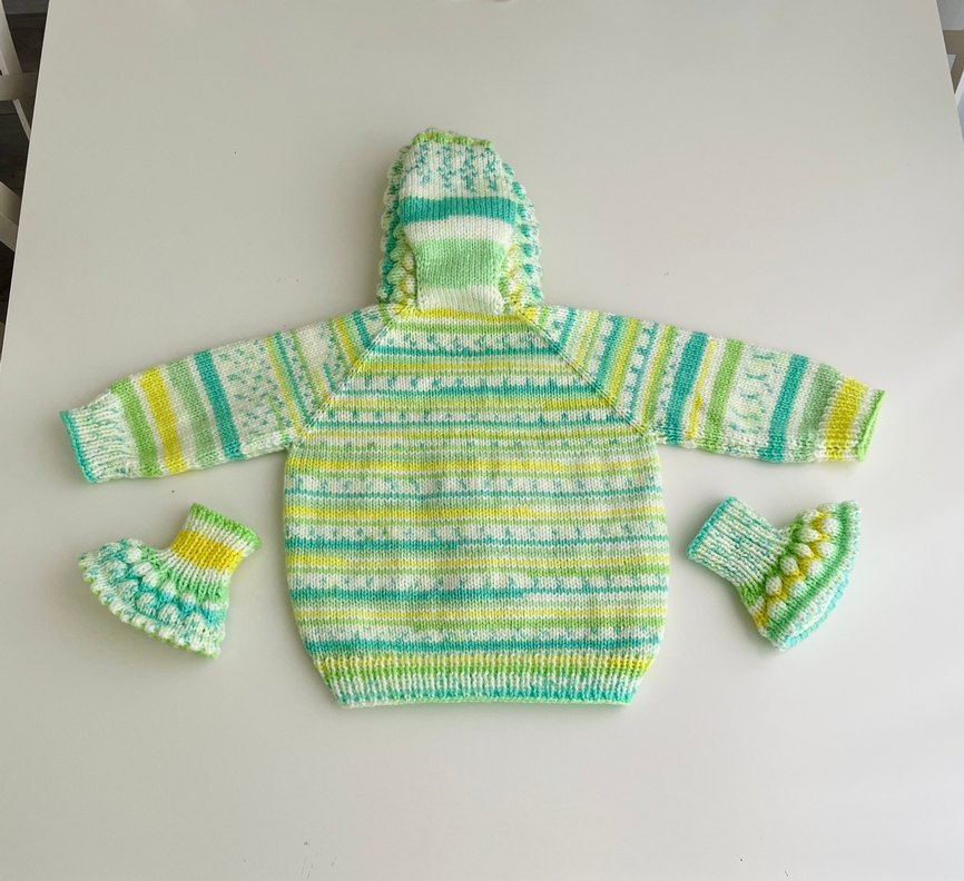 El Örgüsü Kapüşonlu Bonbon Bebek Hırkası ve Patiği - Görsel 3